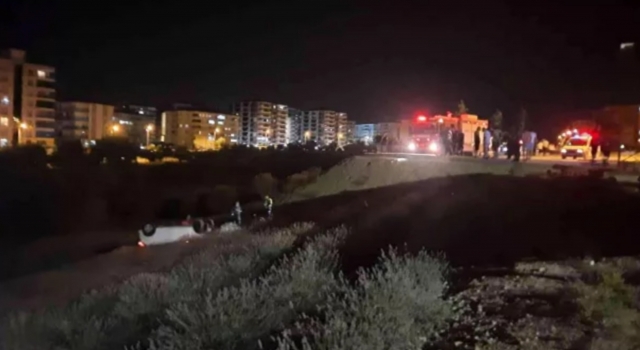 Yolu şaşıran otomobil dereye uçtu 2 yaralı