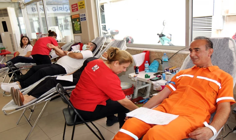 Denizli’de sağlık çalışanları ve vatandaşlar kan bağışında bulundu