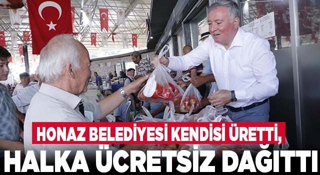 Honaz Belediyesi kendi ürettiği sebzeleri halka ücretsiz dağıttı