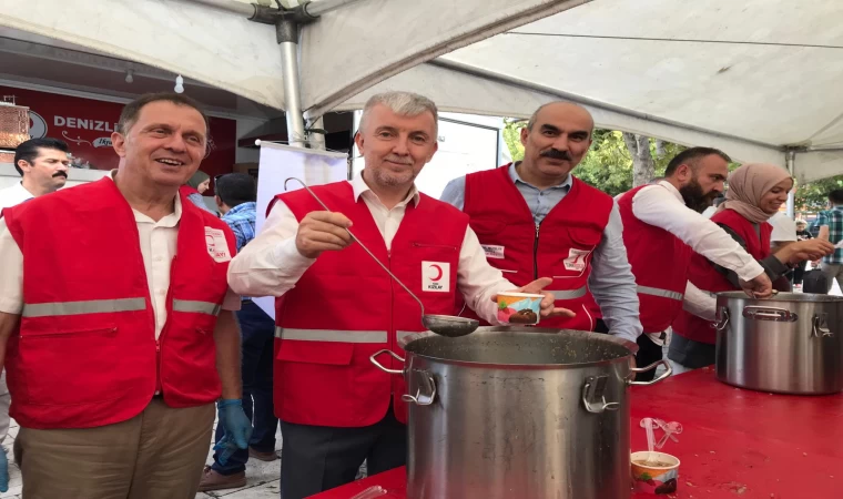 Türk Kızılay Denizli Şubesi, vatandaşlara aşure ikram etti