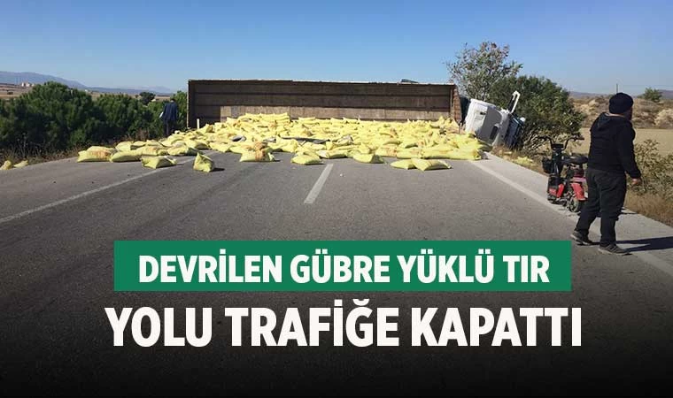 Çardak'ta  gübre yüklü tır devrilerek yolu tamamen kapattı