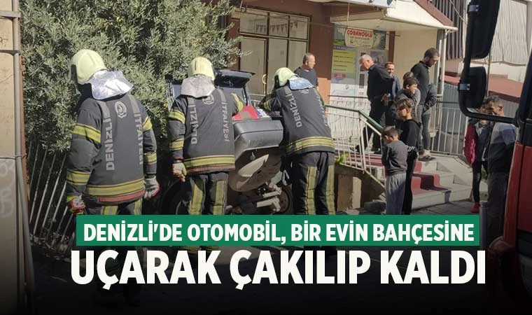 Denizli'de otomobil, bir evin bahçesine uçarak çakılıp kaldı