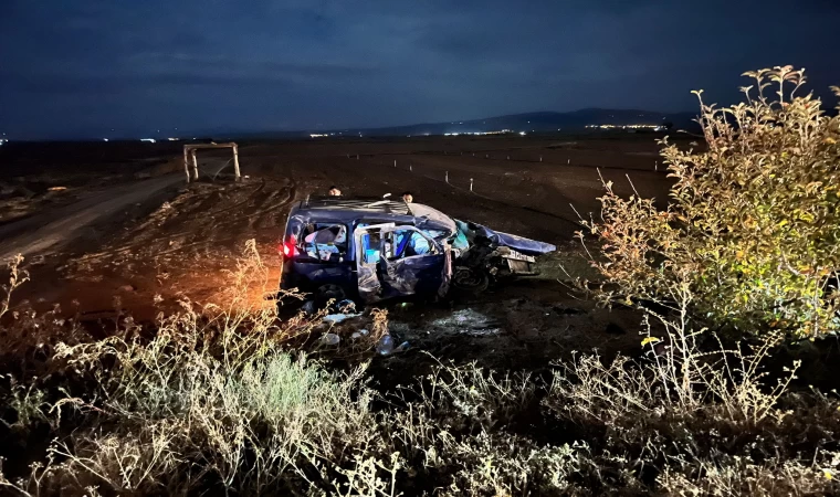 Çobanlar'da traktör ile otomobil çarpıştı 2 ölü 5 yaralı