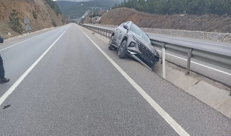 Afyonkarahisar'da otomobil refüje girdi 4 yaralı