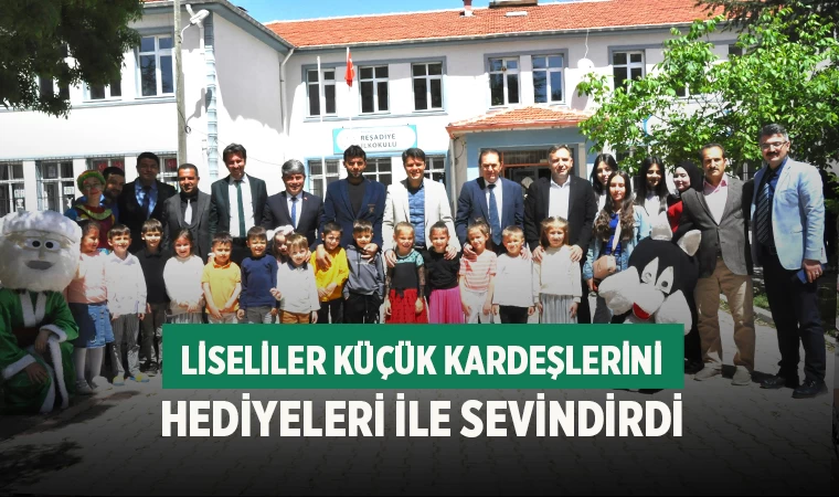 Köy okullarındaki minik öğrencilere hediyeler vererek onlarla birlikte oyunlar oynadı