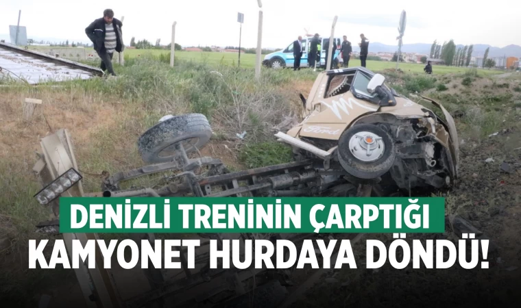 Denizli trenin çarptığı kamyonet hurdaya döndü