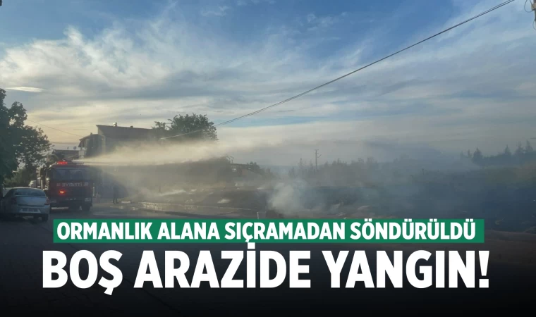 Evlerin arasındaki boş arazide yangın
