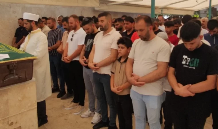 Cinayete kurban giden 16 yaşındaki  Muhammet'in cenaze namazını dayısı kıldırdı
