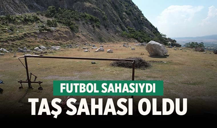 Futbol sahası taşlarla kaplandı! Mahalleli tedirgin