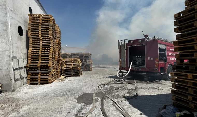 Akhisar'da Panel İmalathanesinde Başlayan Yangın Palet İşletmesine Sıçradı