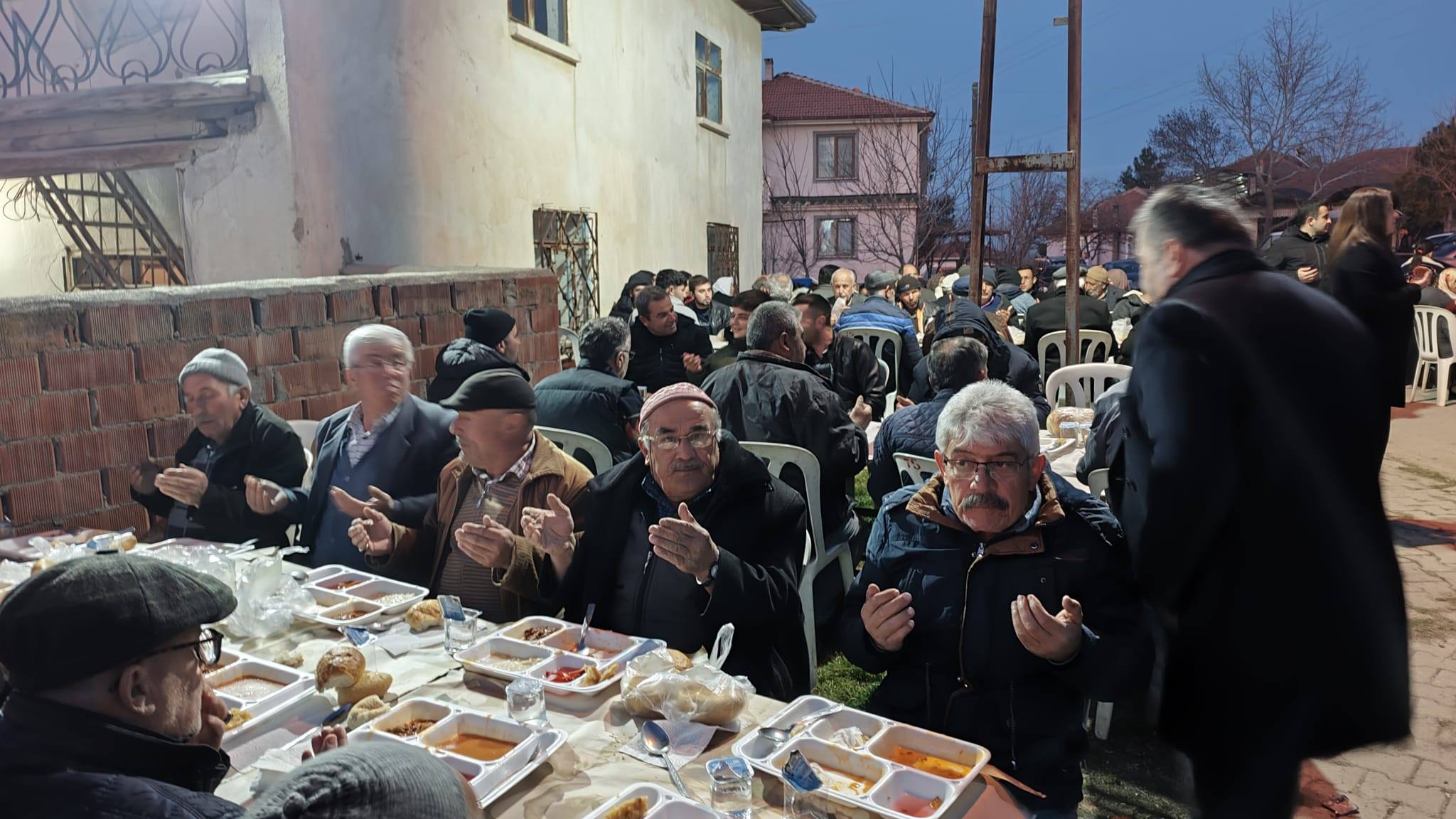 Yusuf Gülsever şehit ailesinin iftarında vatandaşlarla buluştu