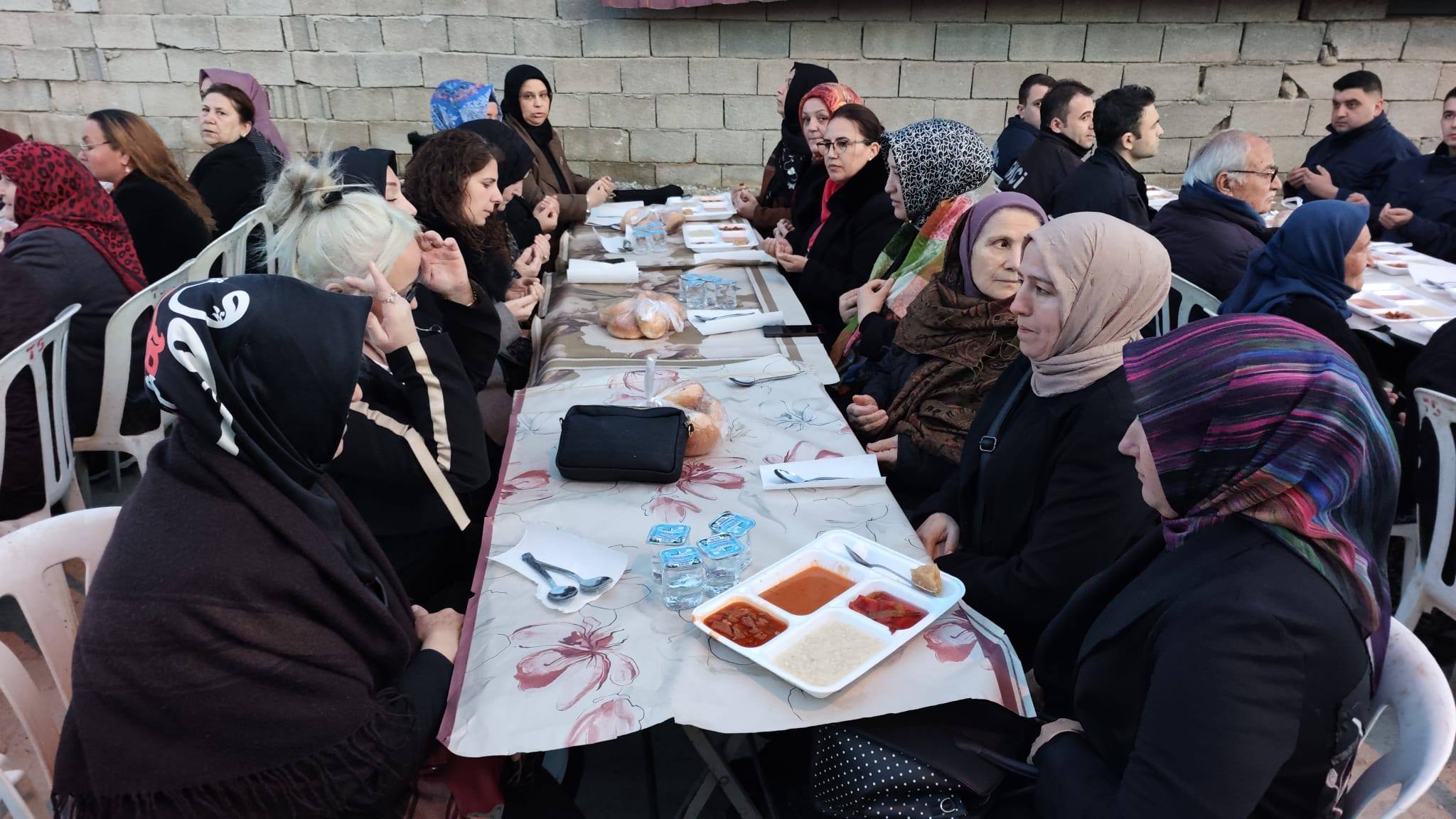 Yusuf Gülsever şehit ailesinin iftarında vatandaşlarla buluştu