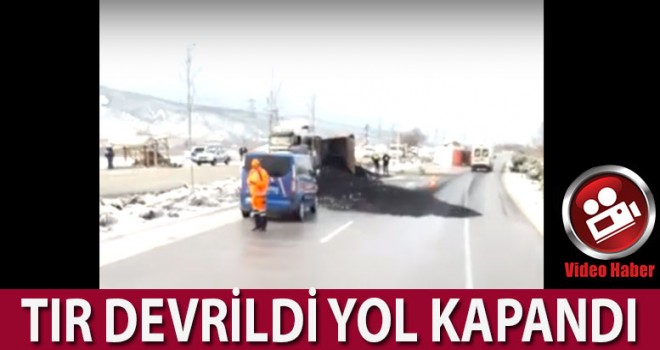 Denizli'de tır karayolunu kapattı