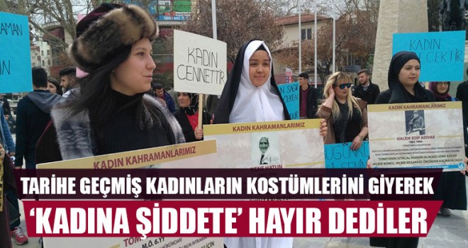 Tarihe Geçmiş Kadınların Kostümlerini Giyerek ‘Kadına Şiddete’ Hayır Dediler
