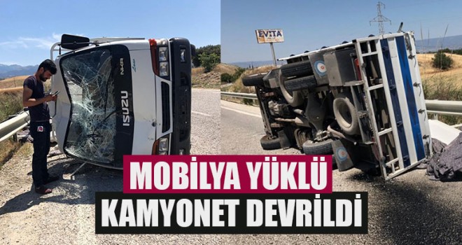 Mobilya Yüklü Kamyonet Devrildi