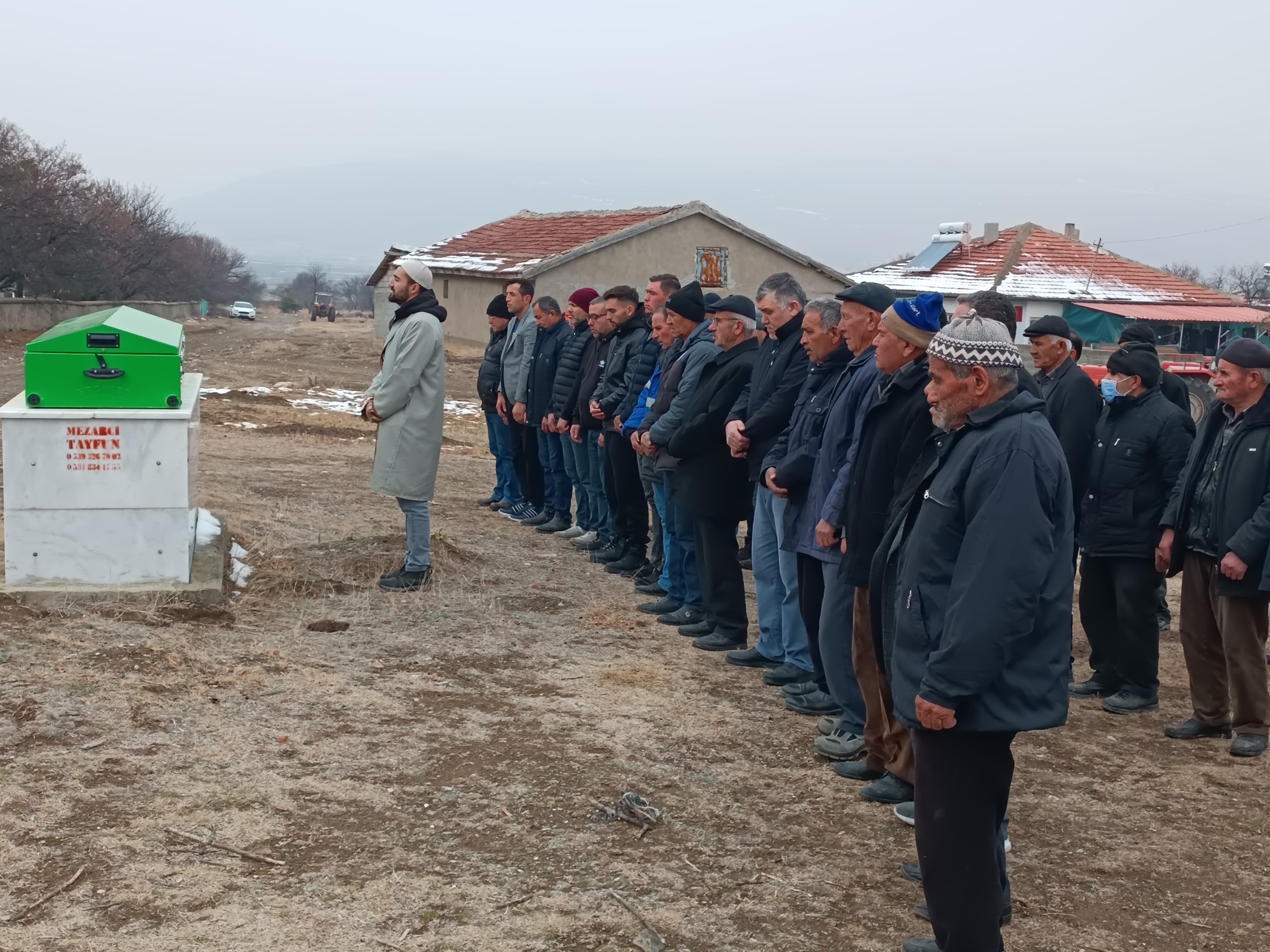 Denizli'de boş arazide bulunan yaşlı kadının kemikleri toprağa verildi