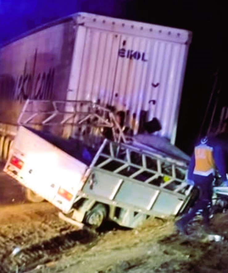 Karşı şeride geçen tır kamyoneti ezdi; 1 ölü, 1 yaralı