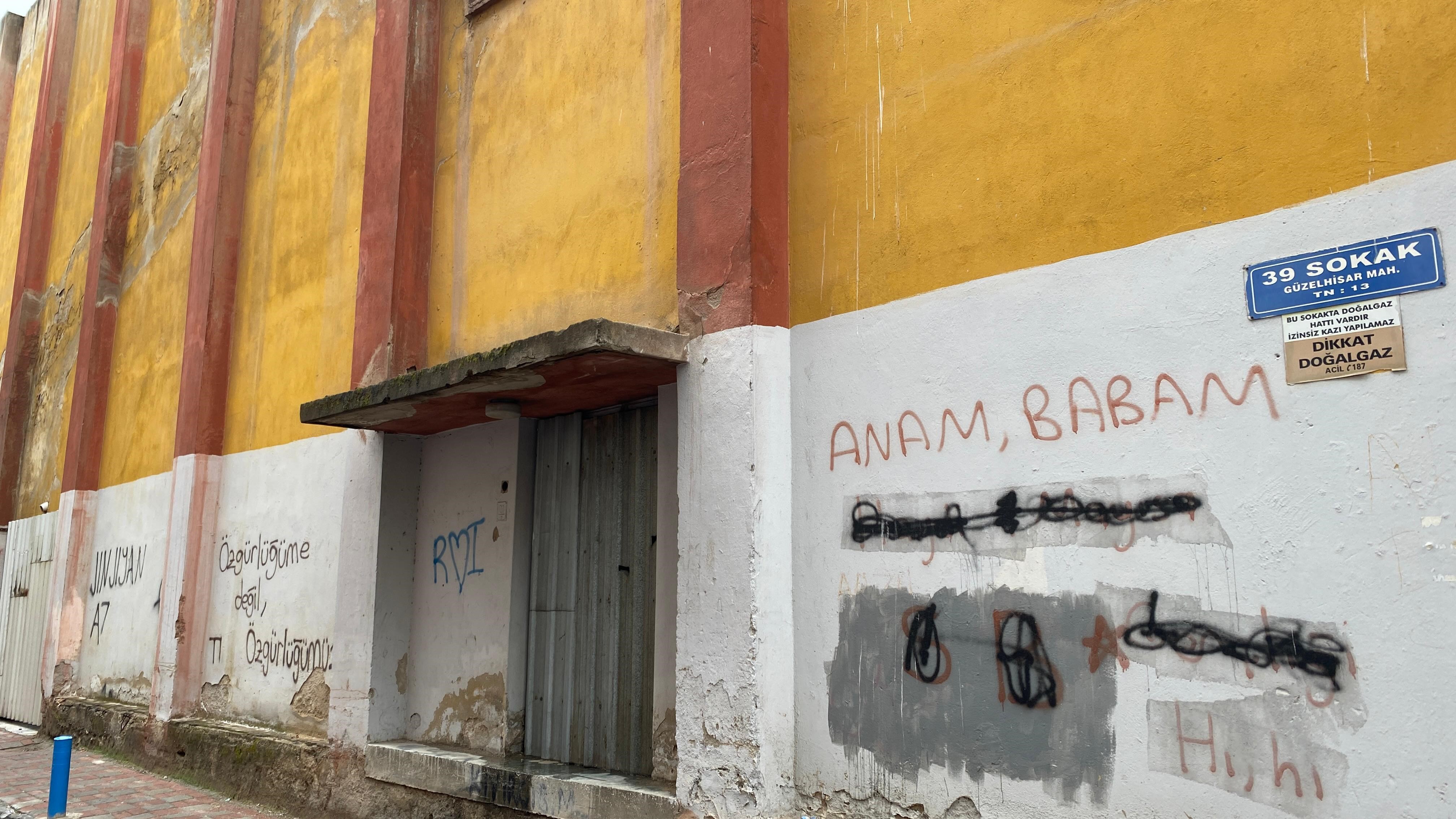 Tarihi Taşdöner Sineması Çirkin Yazılarla Kirletiliyor