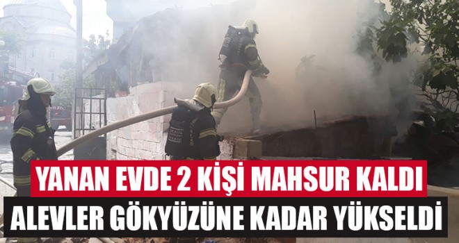 Yanan Evde 2 Kişi Mahsur Kaldı