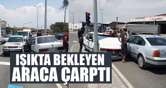 Işıkta Bekleyen Araca Çarptı