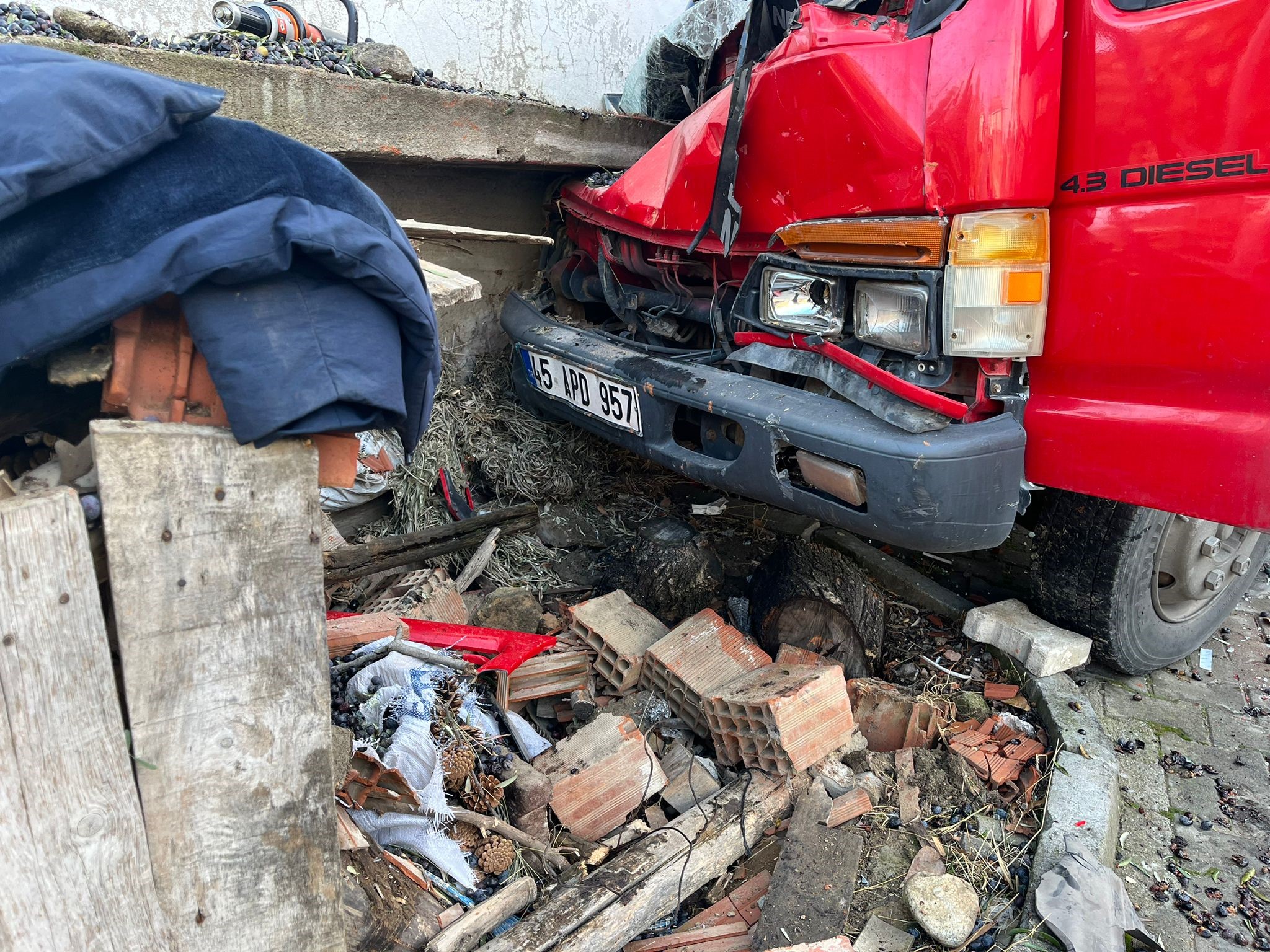 Manisa Gördes’te Kamyonet Kazası: 1 Ölü, 2 Yaralı