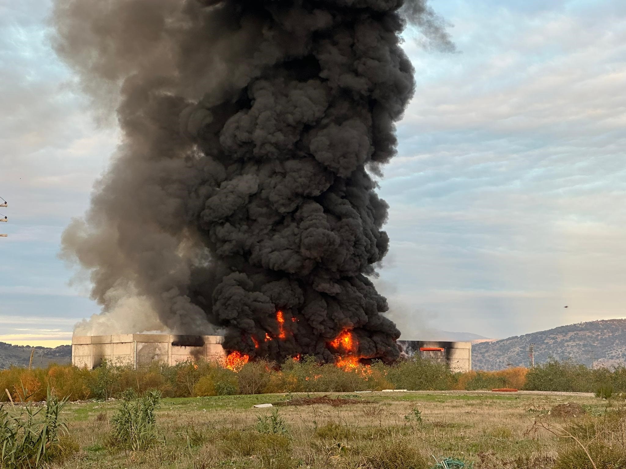 Selçuk'ta Plastik Kasa Fabrikasında Yangın: Dumanlar Gökyüzünü Kapladı