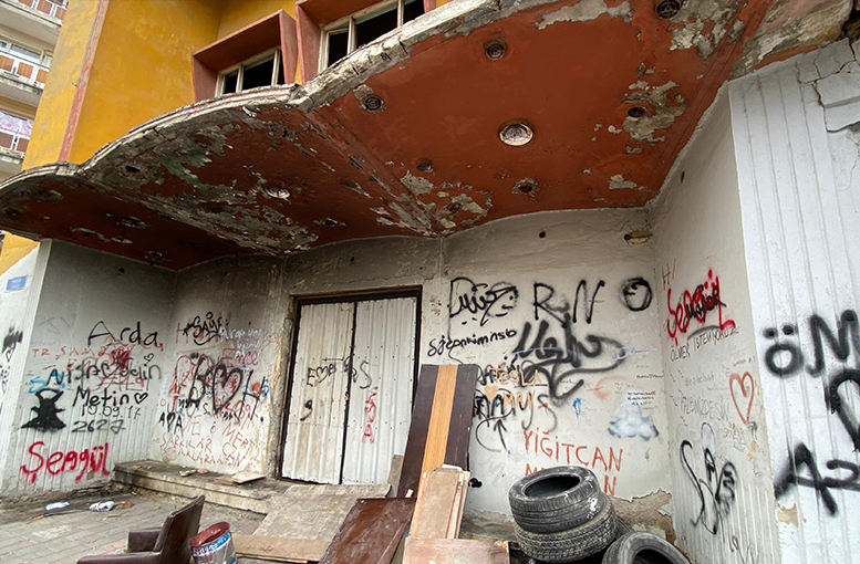 Tarihi Taşdöner Sineması Çirkin Yazılarla Kirletiliyor